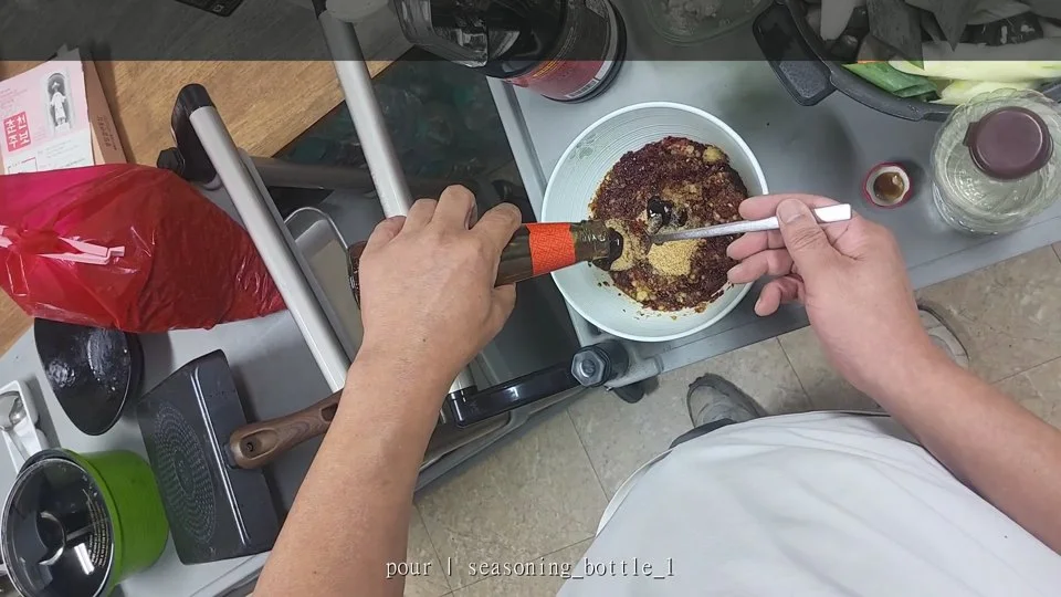 양념 붓기 작업 영상 위에 키스텝 라벨을 표시한 프레임